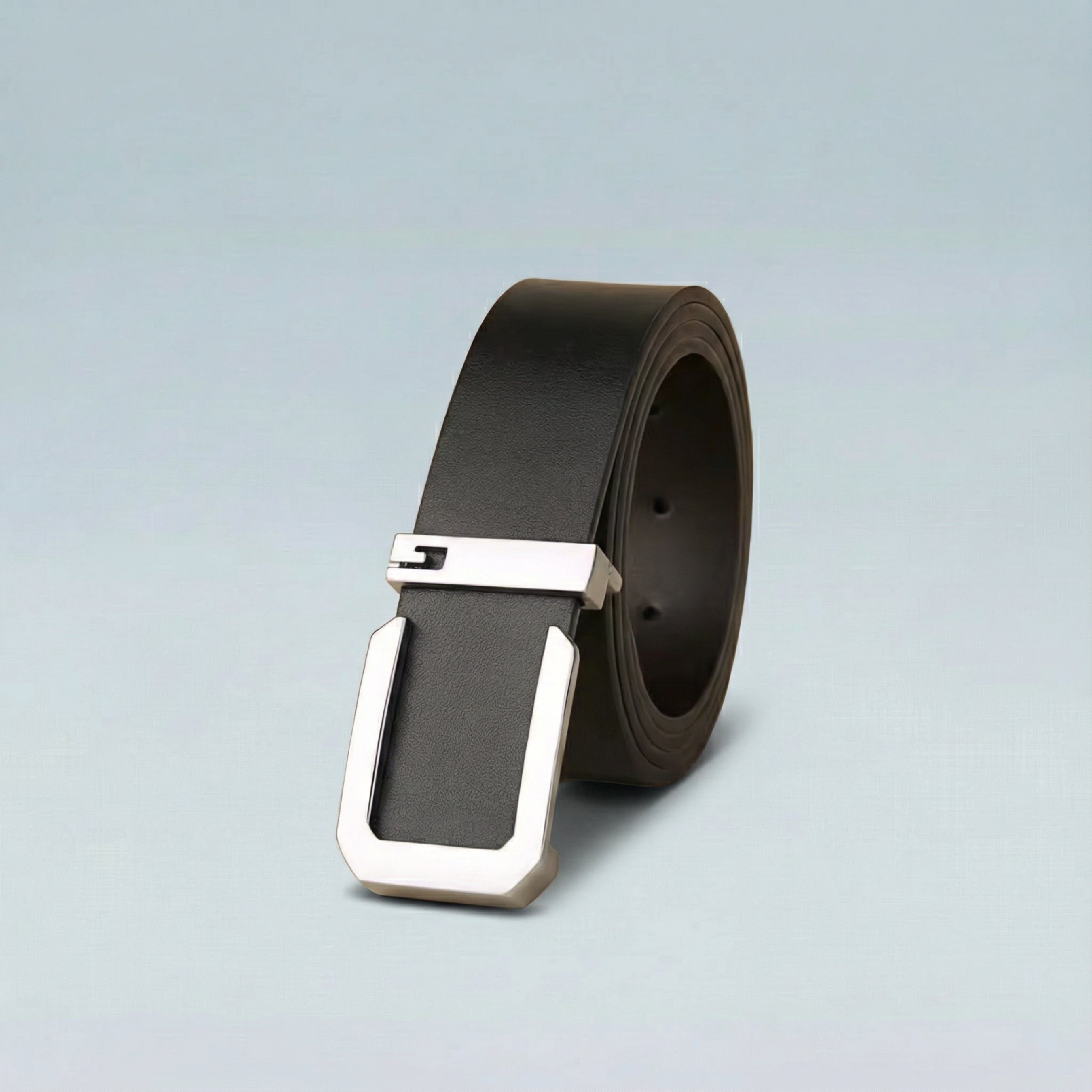 This black belt, made from refined leather, combines a modern design with the versatility needed for any occasion. Its minimalist metal buckle adds a touch of sophistication.